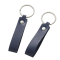 Dettaglio del portachiavi in pelle blu navy con trama a grana e anello d'argento - Blu Scuro Litchi Piegato