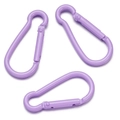 Tre moschettoni a pera color lavanda con chiusura a molla su sfondo bianco puro - Fibbia In Alluminio Con Testa Tonda - Viola Chiaro