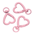 Tre moschettoni in metallo rosa a forma di cuore con anello rotante su sfondo bianco - Rosa Chiaro