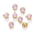 Makro-Detail von hellrosa Kristallanhängern mit Goldfassung für DIY-Schmuckherstellung - Goldene Basis Rosa