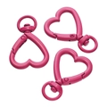Dettaglio di moschettoni a cuore magenta con finitura verniciata e base girevole a 360° - Rosa Rosso