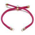 Dettaglio del braccialetto in corda milanese rosso rosa regolabile con fibbia dorata - Rosa Rosso