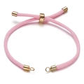 Dettaglio del bracciale in corda milanese intrecciata rosa con cursore d'oro regolabile - Rosa Chiaro