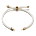 Detail van verstelbare witte Milanese koordarmband met gouden schuifjes en connectoren - Melkwit