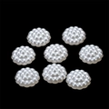 Vue détaillée de perles blanches en forme de fleurs pour bijoux DIY sur fond noir - Style Fleur Pointillée / Environ 85-90 Pièces/Paquet / Blanc perle