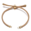 Detail van verstelbare kaki gevlochten koordarmband met gouden schuifsluiting - Beige