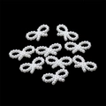 Vue détaillée de neuf nœuds en perles synthétiques crème pour loisirs créatifs DIY - Style Noeud / Environ 85-90 Pièces/Paquet / Blanc perle