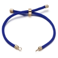 Detail van de blauwe gevlochten armband met verstelbare gouden sluiting en haken - Lichtblauw