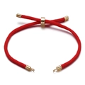 Detail van rode geweven Milanese touwarmband met verstelbare gouden metalen sluiting - Rood
