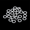 Gros plan d'anneaux de perles blanches en forme de cercles creux pour loisirs créatifs - Design Circulaire / Environ 85-90 Pièces/Paquet / Blanc perle
