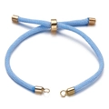 Detail van de lichtblauwe gevlochten koordarmband met gouden schuifsluiting - Meerblauw