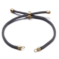 Detail van grijs gevlochten verstelbaar armbandkoord met gouden schuifsluiting connectoren - Grijs