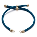 Detail van blauw gevlochten Milan-koord met verstelbare gouden kraal en metalen sluiting - Saffierblauw