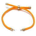 Detail van helder oranje gevlochten koord met goudkleurige verstelbare gesp en ringen - Helder oranje