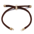 Detail van bruin gevlochten armbandkoord met verstelbare gouden metalen schuifsluiting - koffiekleur