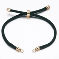 Detail van verstelbare donkergroene gevlochten armband met een gouden schuifsluiting - Donkergroen