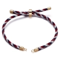 Detail van een driekleurige gevlochten Milanese armband met gouden verstelbare gesp - Red Blue White