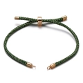 Detailopname van donkergroene gevlochten armband met verstelbare gouden metalen sluiting - Groen & Goud