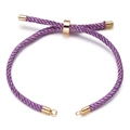 Detail van paars en goud gevlochten verstelbaar armbandkoord met vergulde metalen schuifjes - Paars en Goud