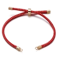 Detail van verstelbare rode gevlochten armband met gouden metalen schuifsluiting - Rood en Goud