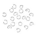 Dettaglio di anellini aperti in argento per creazione gioielli su sfondo bianco puro - 1.2*10mm (200 Pezzi/Confezione) / Argento