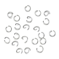 Dettaglio di anellini aperti in argento per creazione gioielli e accessori fai da te - Bianco K/Argento
