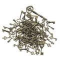 Macro-opname van vintage bronzen sleutelhangers met hart en kroon patronen voor DIY-sieraden - 20g/Pak (Ongeveer 7-85mm) / Brons