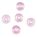 Nahaufnahme von fünf lichtdurchlässigen lila-rosa Perlen für DIY Schmuckherstellung - Rosa