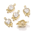 Makro-Detail goldener Herzanhänger im Lava-Stil mit transparentem Kristall und Mikrosteinen - Heart Liquid Style / 1 Stück / Gold mit weißem Zirkon