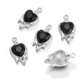 Detail silberner Herzanhänger mit schwarzen Edelsteinen und Akzenten im Fluid-Drip-Design - Heart Liquid Style / 1 Stück / Silber + Schwarzer Zirkon