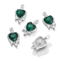 Detail von Herzanhängern mit smaragdgrünen Steinen und flüssigem Metalldesign - Heart Liquid Style / 1 Stück / Silver and Emerald Rhinestone