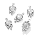 Makro-Detail der Herzanhänger aus Legierung mit Lava-Design und klaren Kristallen - Heart Liquid Style / 1 Stück / Silber + Weißer Zirkonia