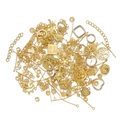 Gros plan de composants de bijoux DIY dorés incluant pendentifs, épingles et chaînes - Multicolore Doré