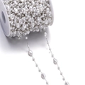 Detail einer weißen Perlenkette mit Barockperlen auf Spule für DIY-Schmuckherstellung - Silber-Barock-Stil (AC3109) / 1 Meter/Packung / Stahlfarben