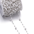 Detail von weißer Perlenkette und Silberkette auf Rolle für DIY-Schmuckherstellung - Silber Künstliche Perlen Gemischter Stil (AC3109) / 1 Meter/Packung / Stahlfarben