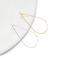 Gedetailleerd overzicht van druppelvormige oorhaken in goud en zilver op een keramisch bord - 30 Stuks/Verpakking (21.5*44mm) / Goud en Zilver Gemengd