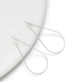 Detailopname van gepolijste zilveren druppelbedeltjes voor DIY-sieraden maken - 30 Stuks/Verpakking (21.5*44mm) / Zilver