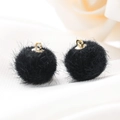 Detail van zwart imitatiebont pompon hanger met gouden metalen lus voor DIY sieraden - 10 Stuks/Verpakking (15mm) / Zwart