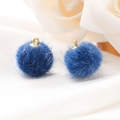 Detail van donkerblauwe 15mm faux bont pompons met gouden lussen voor DIY-sieraden - 10 Stuks/Verpakking (15mm) / Blauw