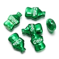 Dettaglio perline a bottiglia di cola in acrilico verde smeraldo per gioielli fai-da-te - Stile Bottiglia di Soda Metallico / 2 Pezzi (19x30mm) / Verde