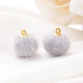 Detailopname van 15mm imitatiebont pompons met gouden metalen lussen voor DIY-sieraden - 10 Stuks/Verpakking (15mm) / Grijs