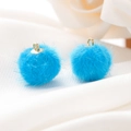 Detailopname van helderblauwe imitatiebont pompons met gouden ringen voor DIY-sieraden maken - 10 Stuks/Verpakking (15mm) / Lichtblauw