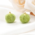 Macro-opname van een groene faux bont pompon met gouden metalen ring voor DIY-accessoires - 10 Stuks/Verpakking (15mm) / Lichtgroen