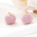 Detailopname van roze imitatiebont balletjes met gouden lussen voor DIY sieraden - 10 Stuks/Verpakking (15mm) / Lichtroze