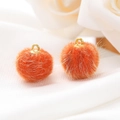 Detail van 15mm oranje faux bontballen met gouden metalen lussen voor DIY-sieraden - 10 Stuks/Verpakking (15mm) / Oranje