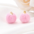 Detail van felle roze imitatiebont pompons met gouden oogjes voor DIY sieraden maken - 10 Stuks/Verpakking (15mm) / Roze