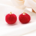 Detail van rode imitatiebont pompons met gouden ringen voor handgemaakte DIY sieraden - 10 Stuks/Verpakking (15mm) / Rood
