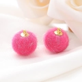 Detailopname van 15mm felroze imitatiebont pompon bedeltjes met gouden metalen ringen - 10 Stuks/Verpakking (15mm) / Rozerood