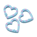 Detail eines hellblauen Herz-Federverschlusses mit rosa Punkten für DIY-Schmuckprojekte - 2 Stück/Set / Blau