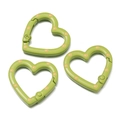 Drei grüne herzförmige Karabiner mit gelben Punkten für DIY-Schmuckherstellung - 2 Stück/Set / Grün